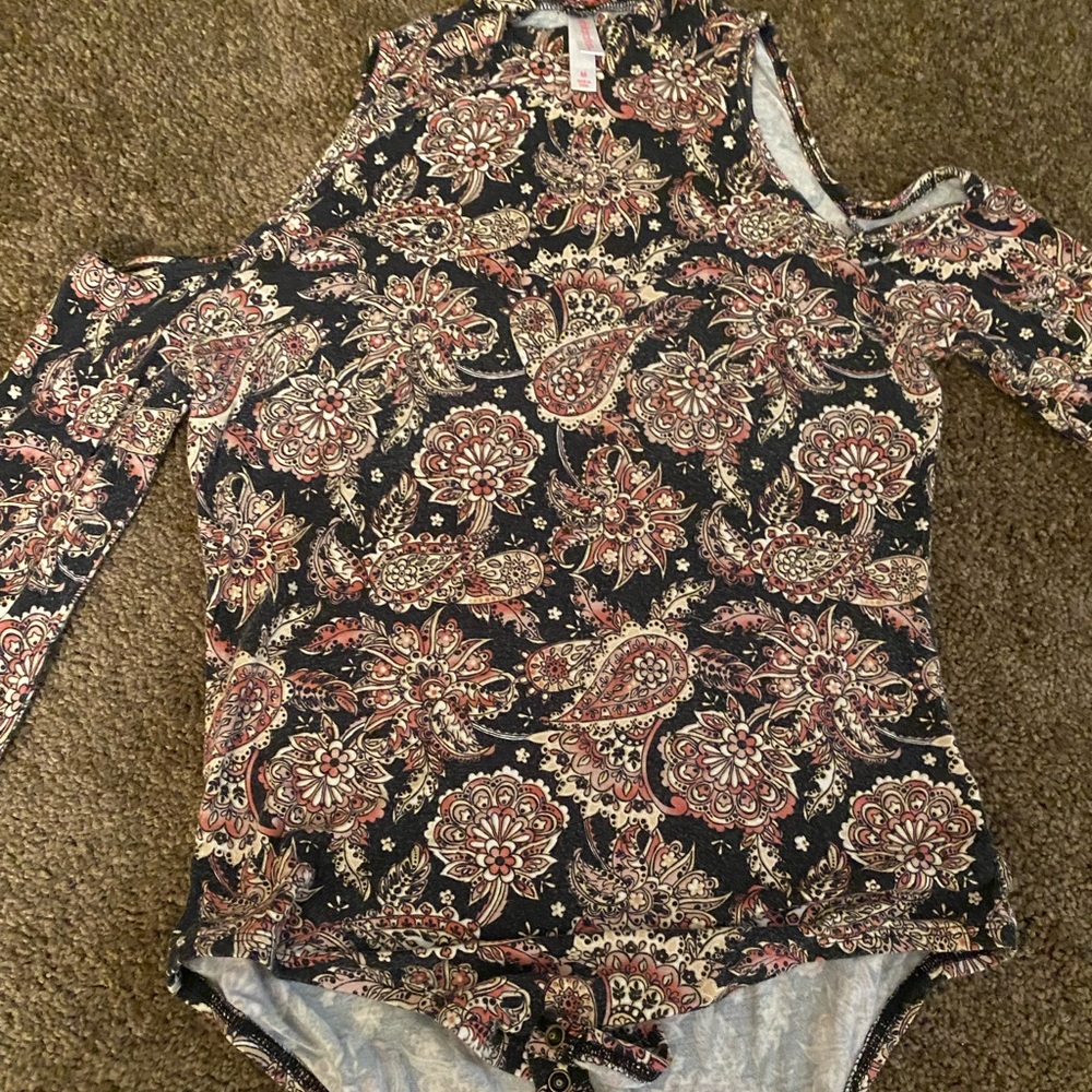 Cute cold shoulder 👀brown palsy bodysuit extremely cute. - Picture 3 of 9